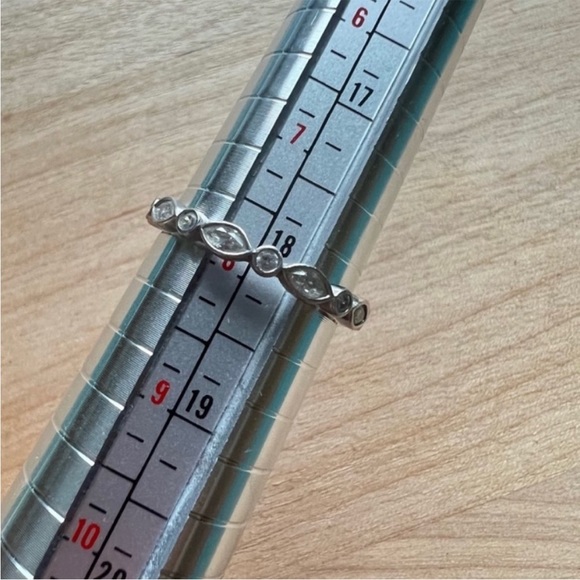 Kiera couture 925 Sterling silver band ring cubic zirconia stackable size 8 - Picture 6 of 7